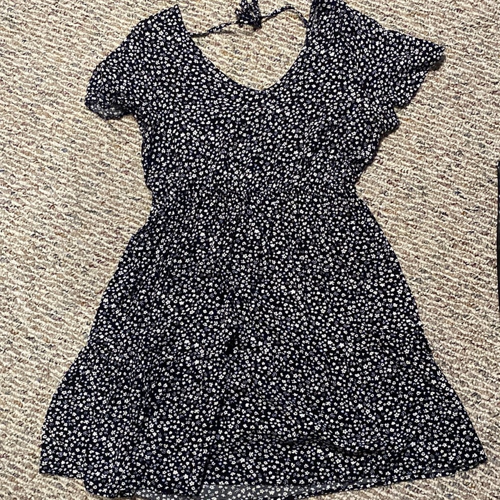 Floral print short sleeve dress.